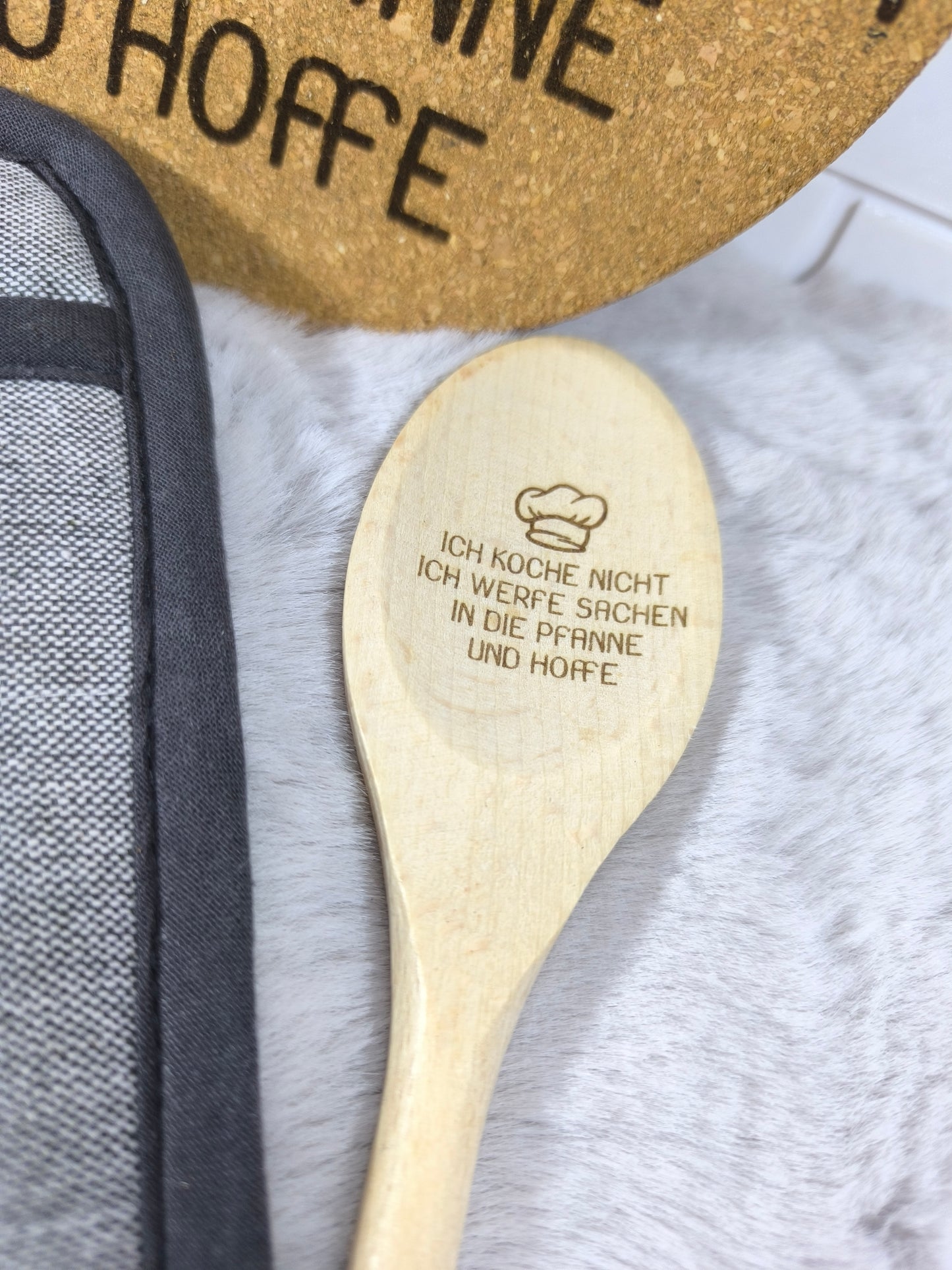Personalisierbares Koch Set: Kochlöffel, Topflappen und Topfuntersetzer – Mit individueller Lasergravur und Plotterdesign